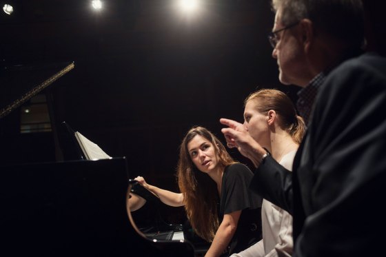 Matti Hirvonen underviser Carla Fernàndez Boix og Jana Aņisimova. Foto: Kyrre Lien